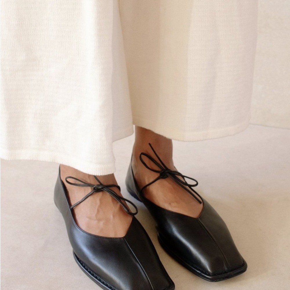 Alohas Sway Black Leather ballet flats